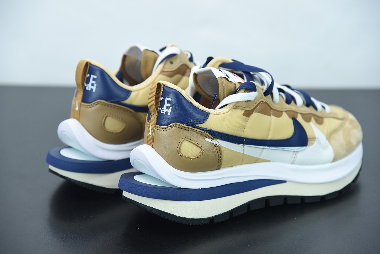 Nike Vaporwaffle sacai Sesame Blue Void Nike Vaporwaffle sacai Sesame Blue Void