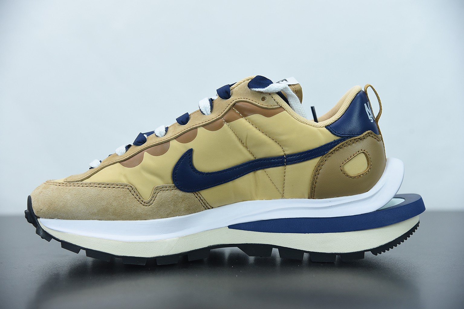 Nike Vaporwaffle sacai Sesame Blue Void Nike Vaporwaffle sacai Sesame Blue Void