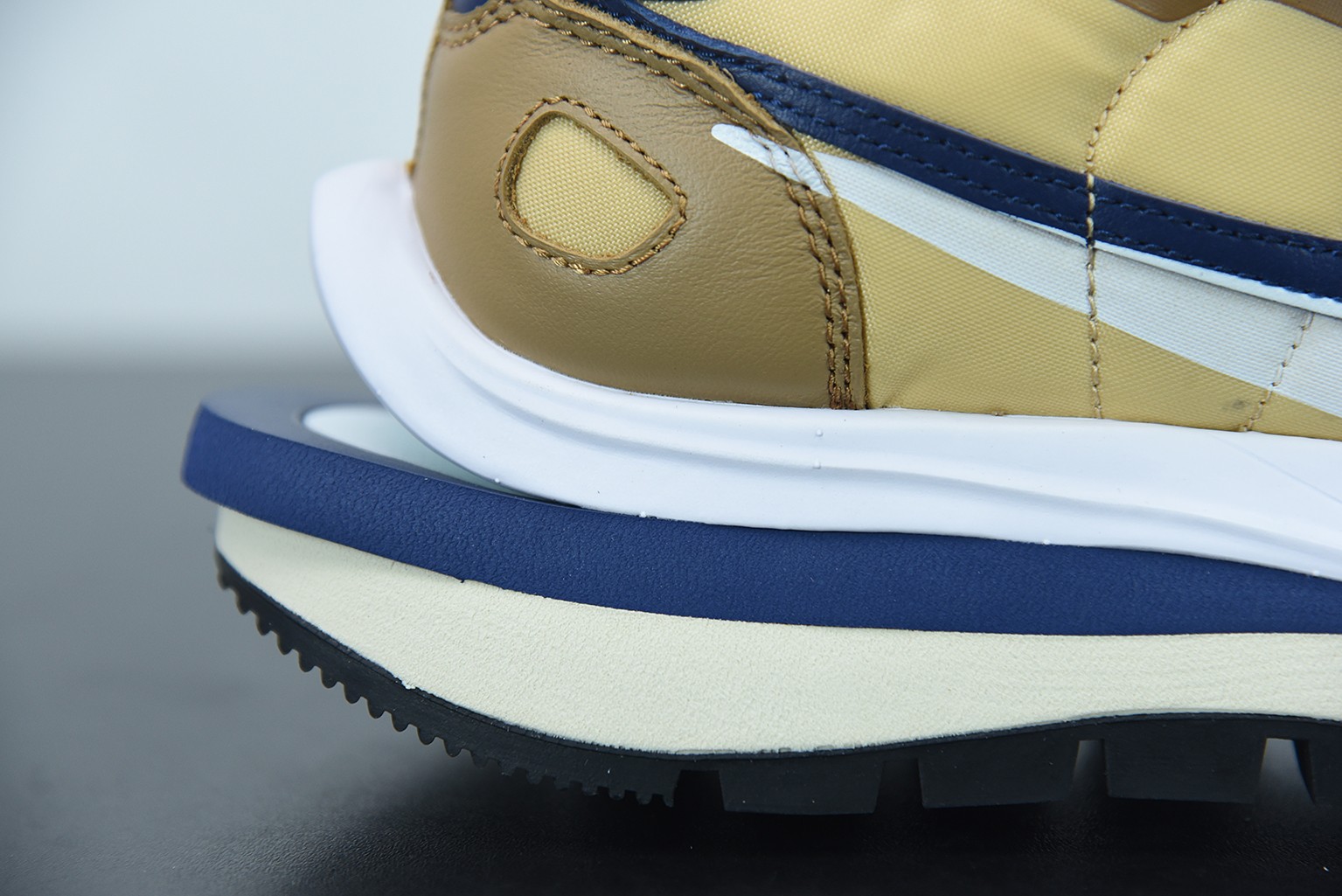 Nike Vaporwaffle sacai Sesame Blue Void Nike Vaporwaffle sacai Sesame Blue Void