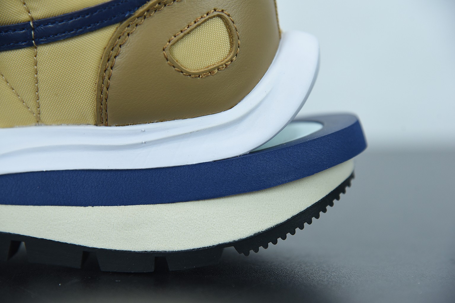 Nike Vaporwaffle sacai Sesame Blue Void Nike Vaporwaffle sacai Sesame Blue Void