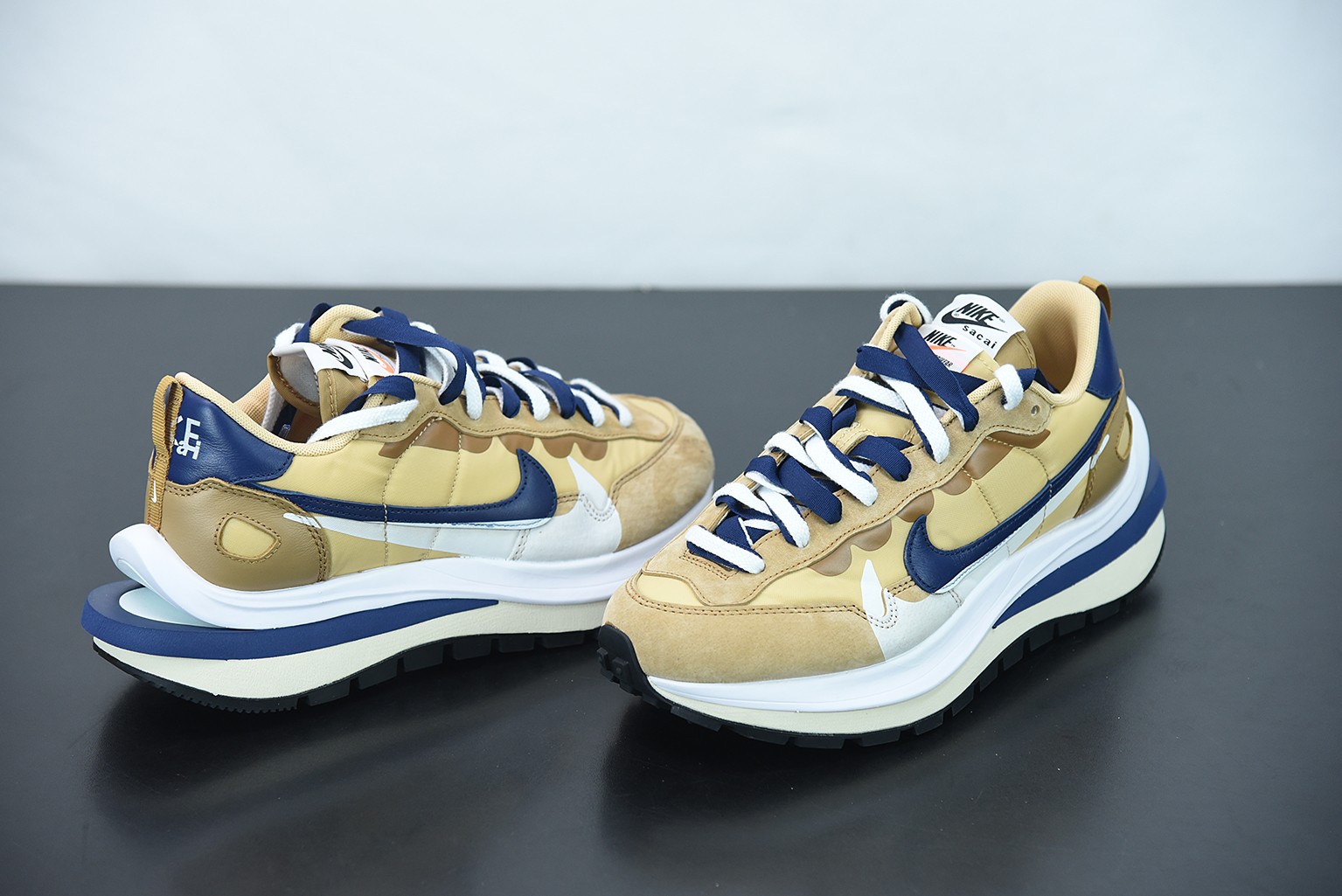 Nike Vaporwaffle sacai Sesame Blue Void Nike Vaporwaffle sacai Sesame Blue Void