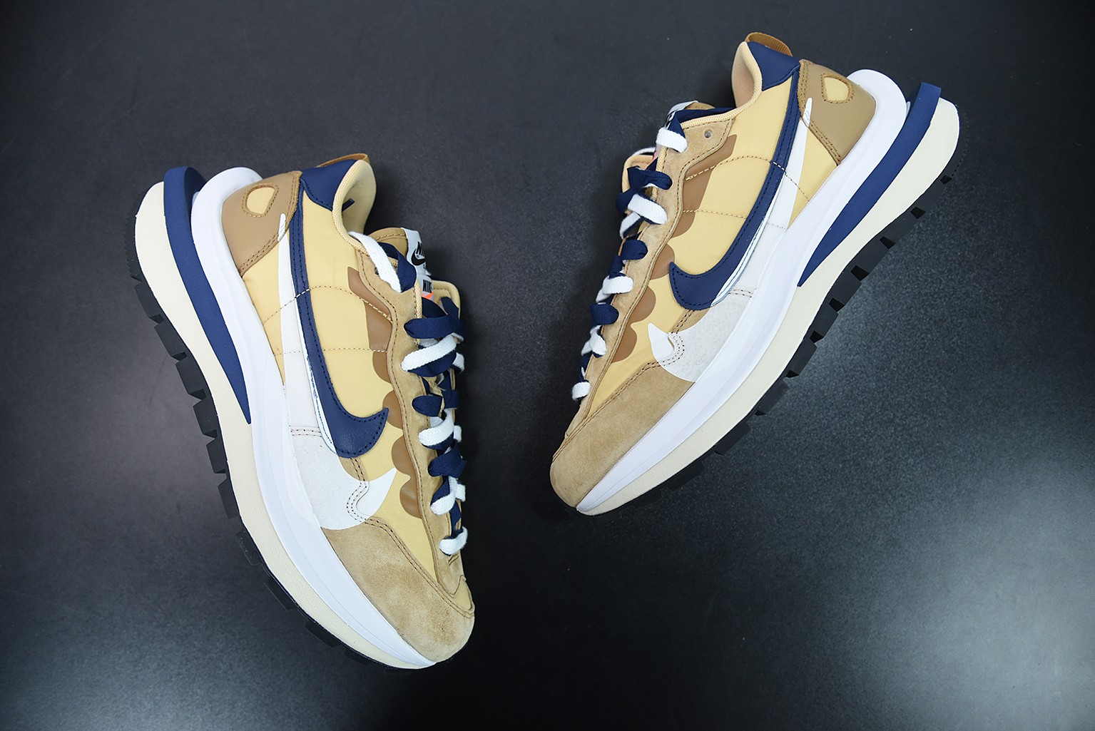 Nike Vaporwaffle sacai Sesame Blue Void Nike Vaporwaffle sacai Sesame Blue Void