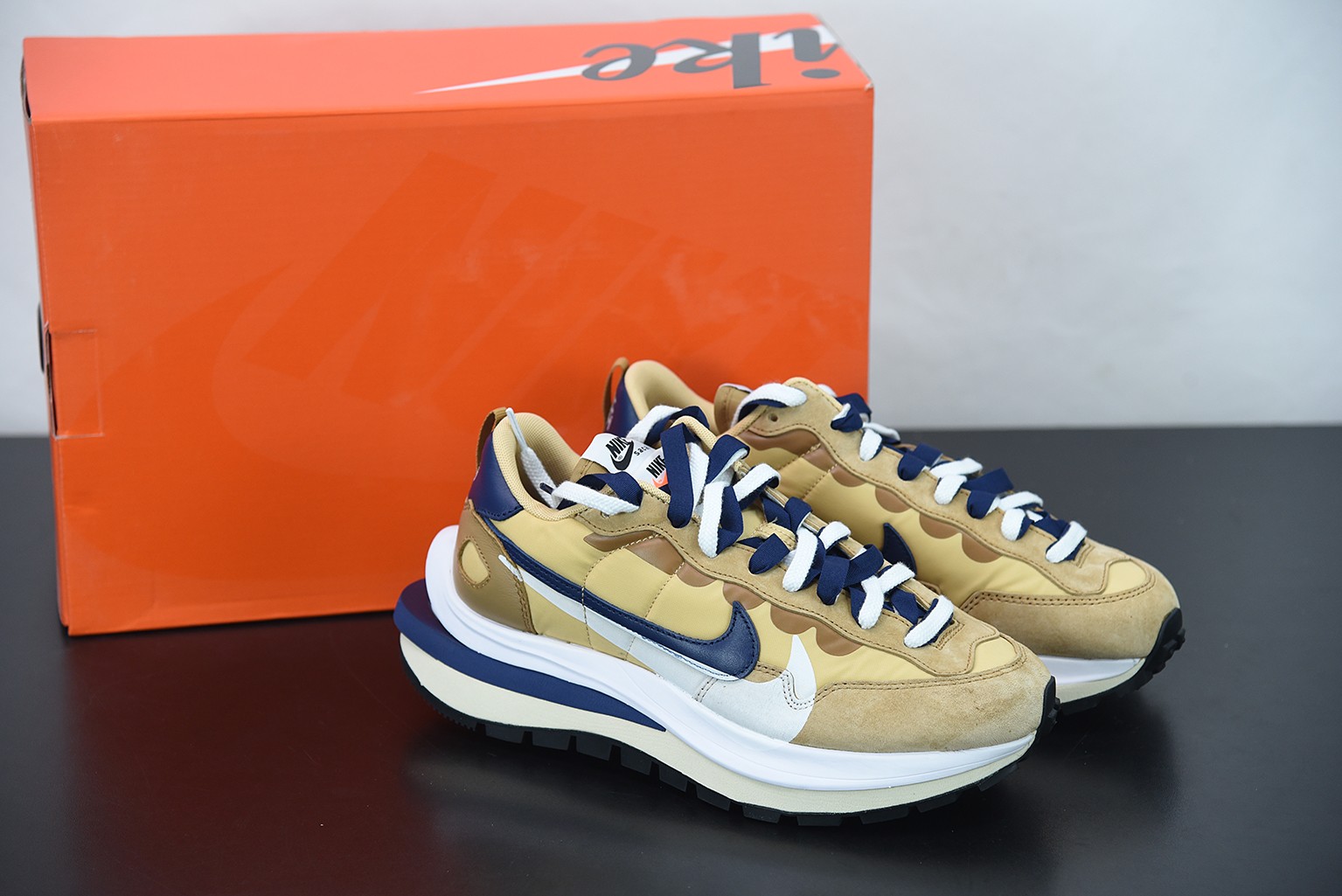 Nike Vaporwaffle sacai Sesame Blue Void Nike Vaporwaffle sacai Sesame Blue Void