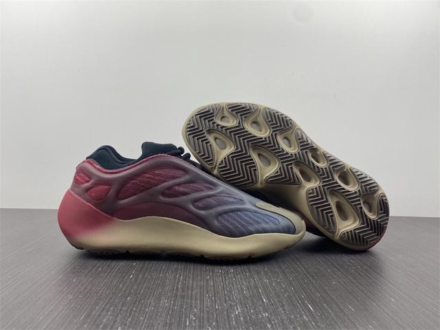Yeezy 700 V3 “Fade Carbon” Yeezy 700 V3 “Fade Carbon”