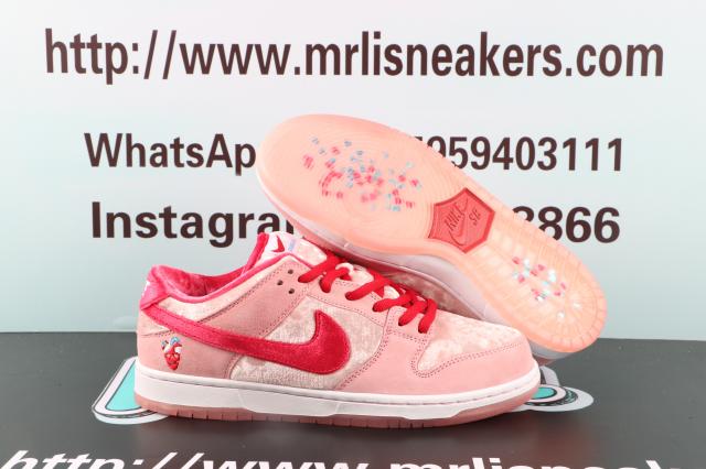 Nike SB Dunk Low StrangeLove Skateboards (Special Box)