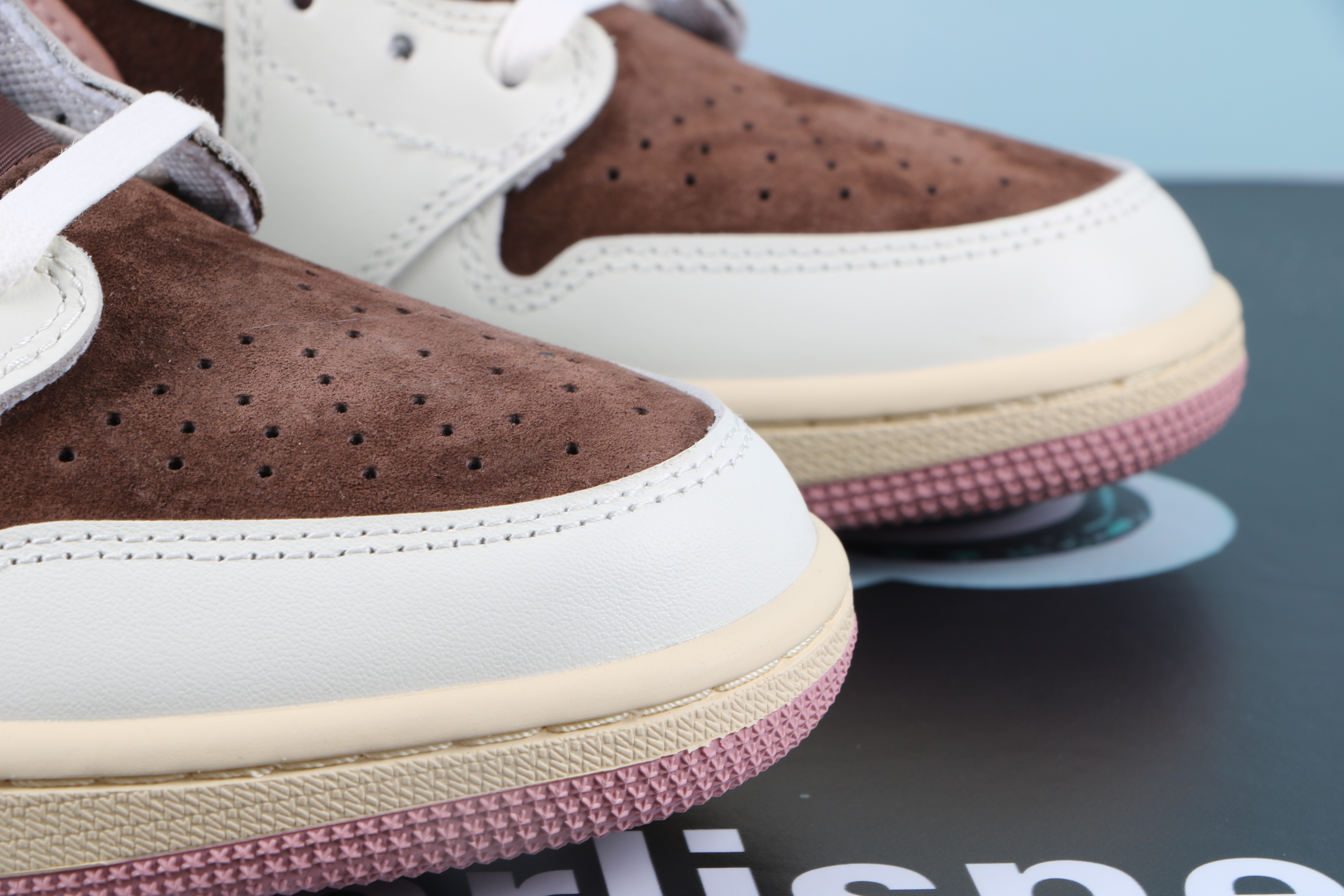 Jordan 1 Low Travis Scott